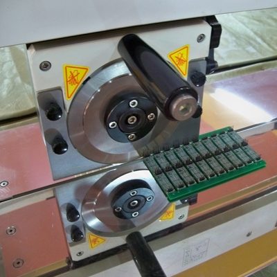 Mesin pemotong PCB manual yang akurat dan ekonomis Ketebalan pemotongan 0,6 ~ 3,5 mm