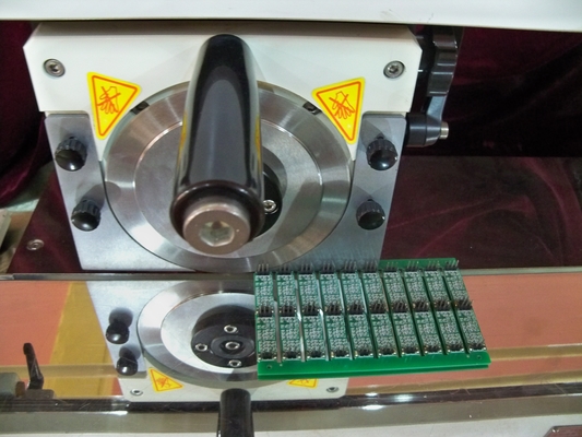 Mesin Pembuat Papan PCB 110V, Mesin Pemisah PCB Tebal 0.6mm, PCB Depaneling
