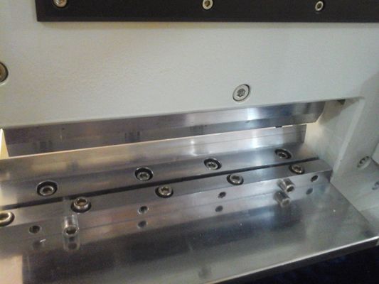 Mesin pemotong PCB V untuk substrat aluminium 220V RUV Pneumatic