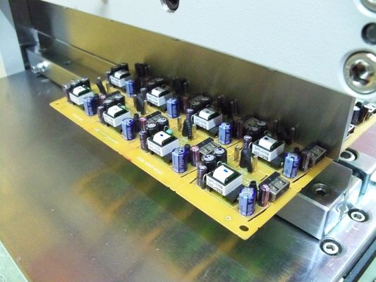 Papan Aluminium Menggunakan Pemisah PCB V-cut dengan Pisau Baja Berkecepatan Tinggi Jepang